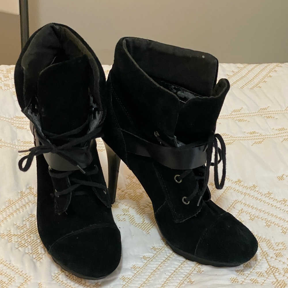 HOT & SEXY!🔥Guess black boots look great with everything!